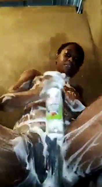 Malaya wa Nairobi kujitomba bafuni na Body wash bottle