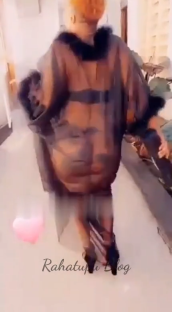 Sexy escort showing her sexy body